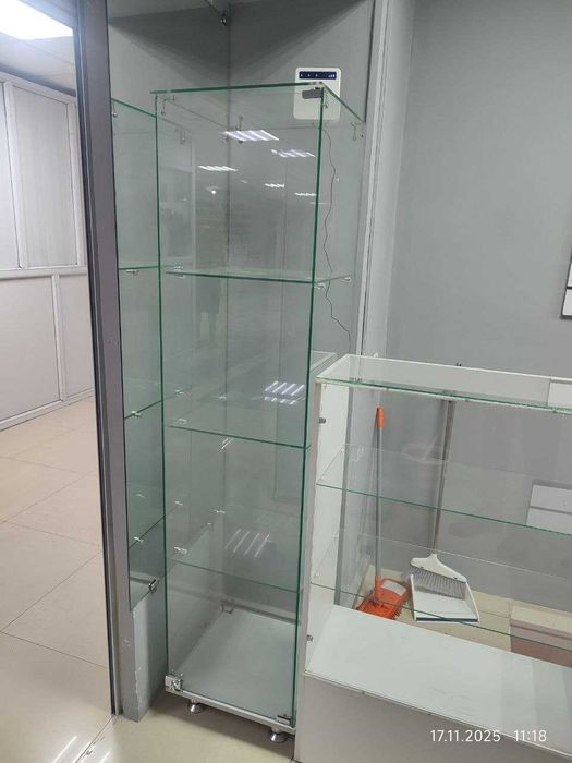 Продается витрина вертикальная