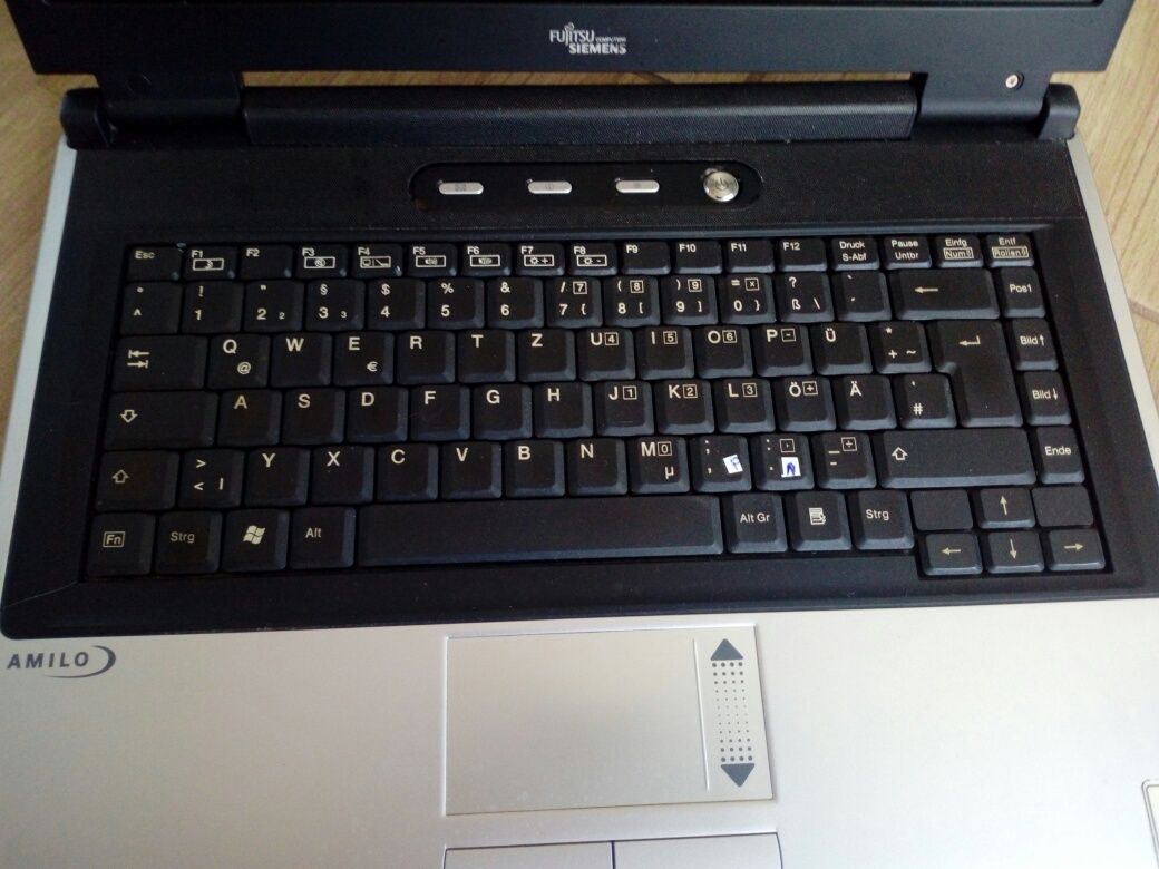 лаптоп Fujitsu-Siemens Amilo M1425