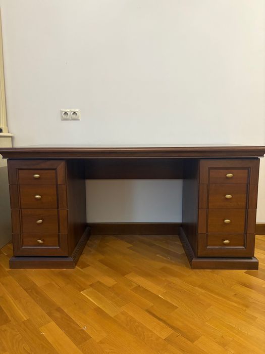 Письменный стол.