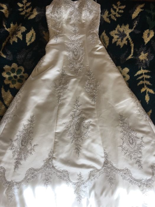 Vând 2 rochii de mireasa