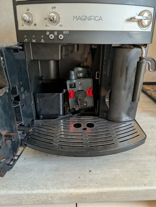 Vând Espressor DeLonghi Magnifica automat!