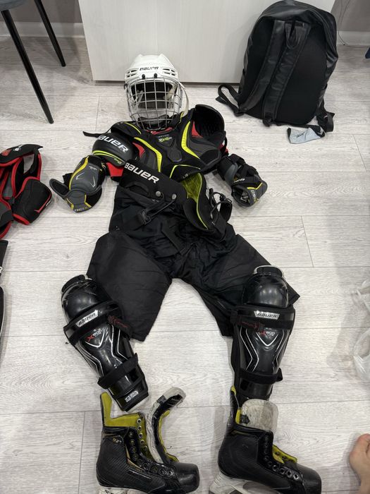 Продам хоккейную почти полный комплект от Bauer