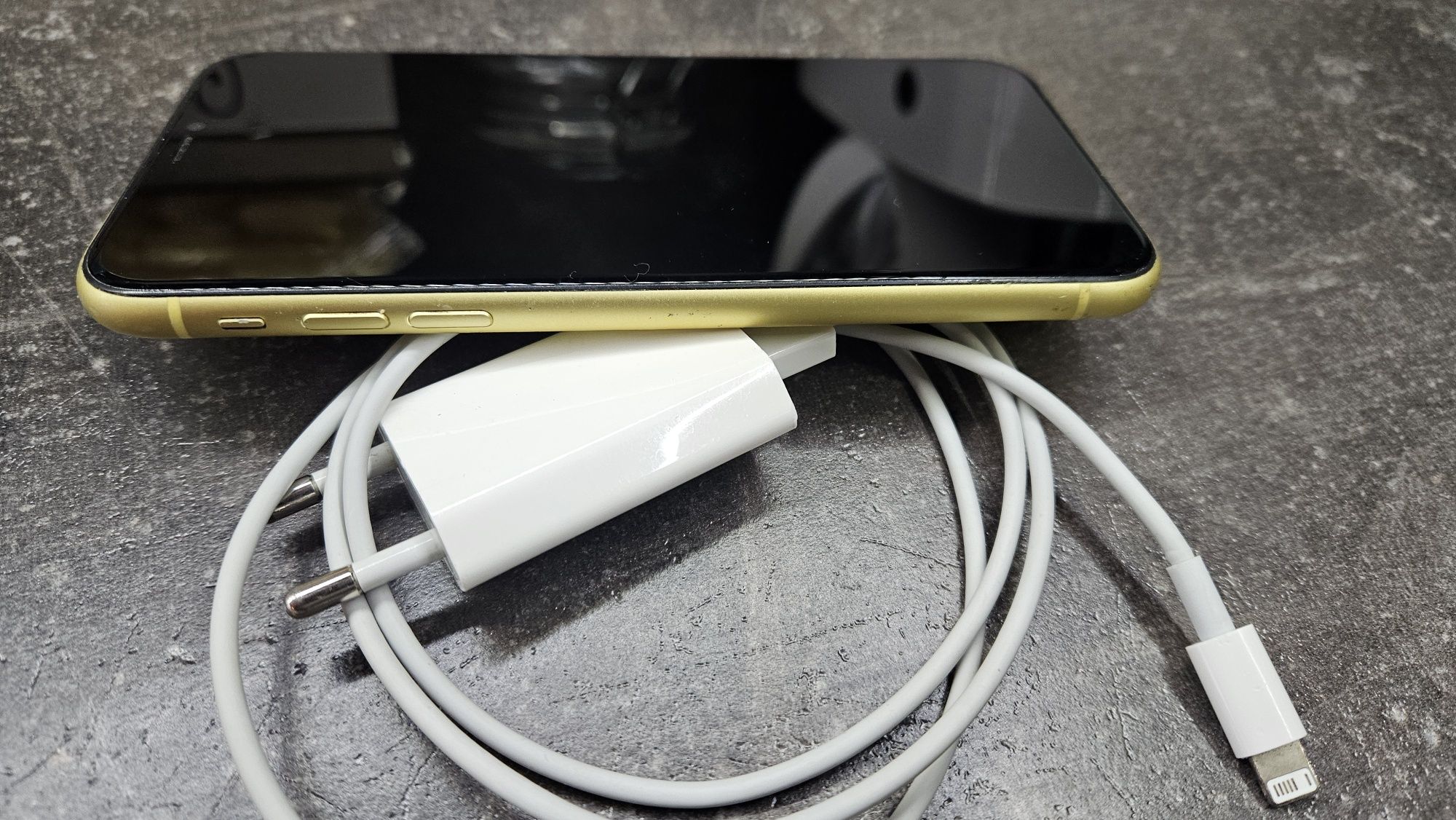 Iphone 11 /100% батерия + Зарядно