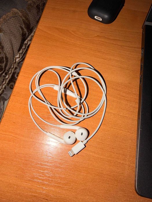 продается apple earpods lightning проводные наушники