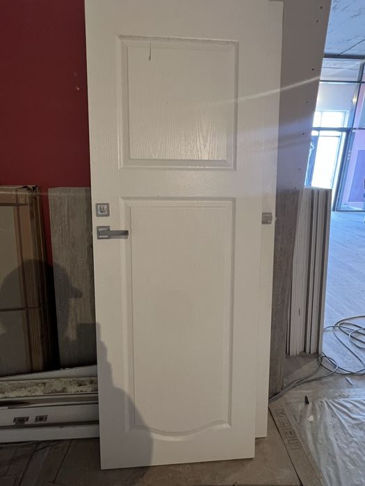 Продам двери Бу белые с кобкой и оьналичниками