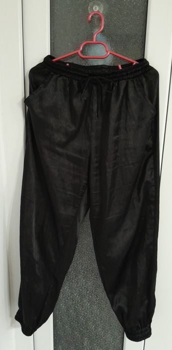 Vînd 2 perechi de pantaloni damă