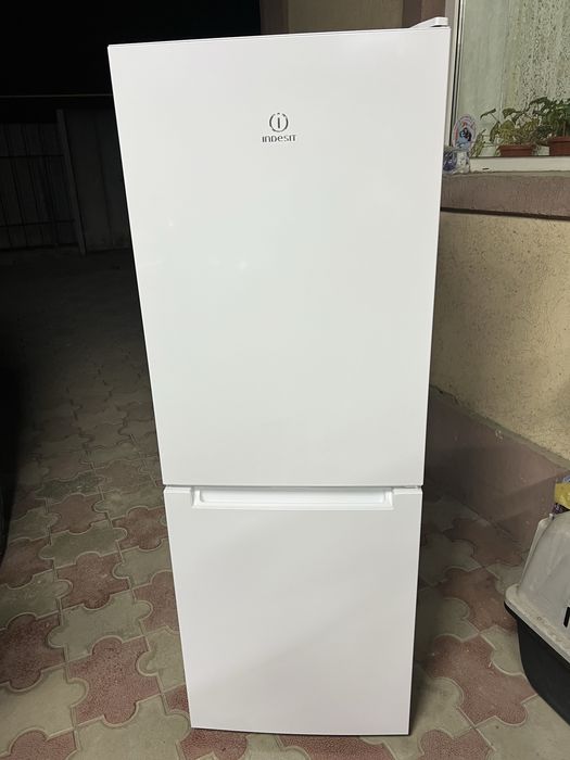Продам Холодильник indesit