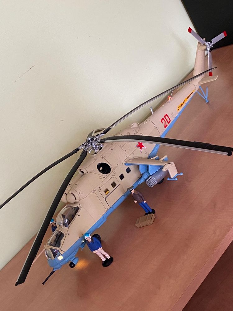 Machetă Elicopter de asalt MI-24V, alcătuită la scara de 1/24.