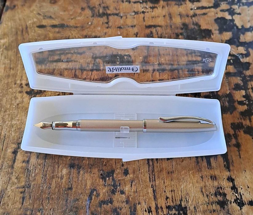 писалка Пеликан Pelikan бежова и сребрист метал в кутия