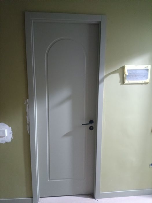 Установка межкомнатных дверей и плинтусов