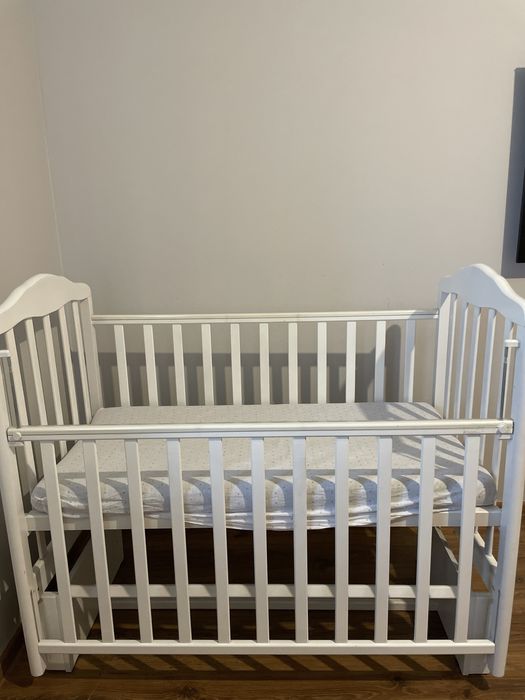 Детская кровать с маятником в идеальном состояние.все как на фото.