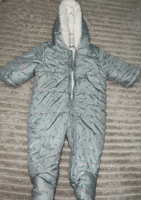 Фирменный теплый комбинезом зимний