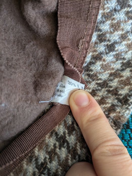 Вълнена кафява шапка с периферия