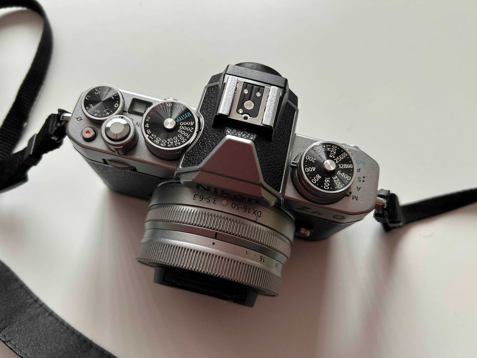 Продавам Nikon Z Fc с обектив Nikon DX 16-50mm