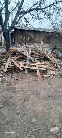 Donez lemne de foc rezultate din demolarea unei incinte.