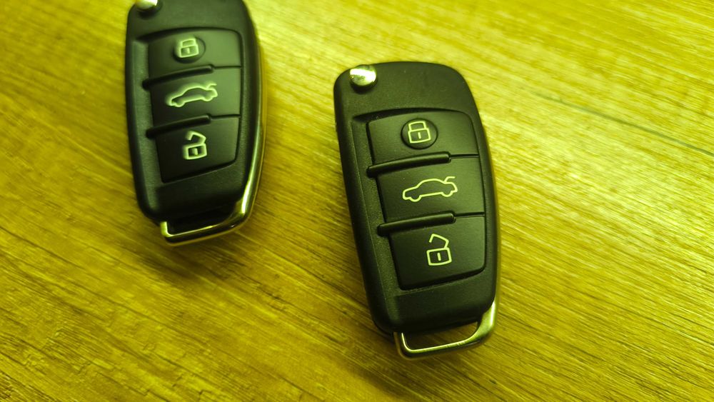 Комплект оригинални ключове за Ауди като НОВИ! 2 броя