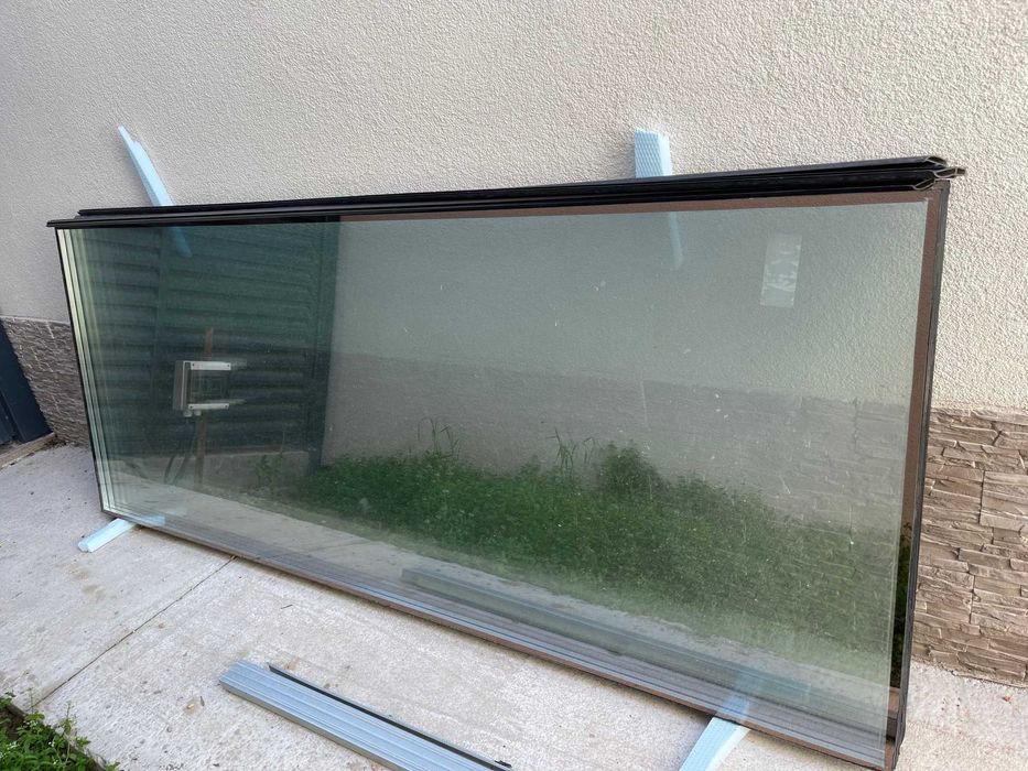 Vand  2 sticle tripan mari (vitrine)