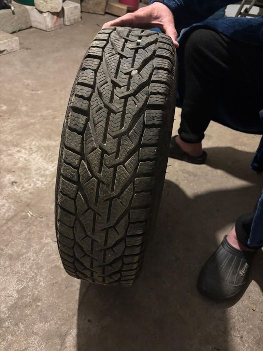 Vând 2 cauciucuri Logan