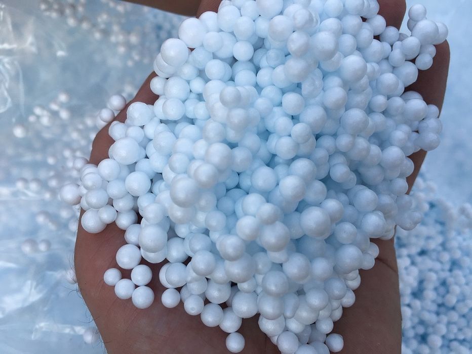 Вспененный пенополистирол шариками. Наполнитель из пенопласта