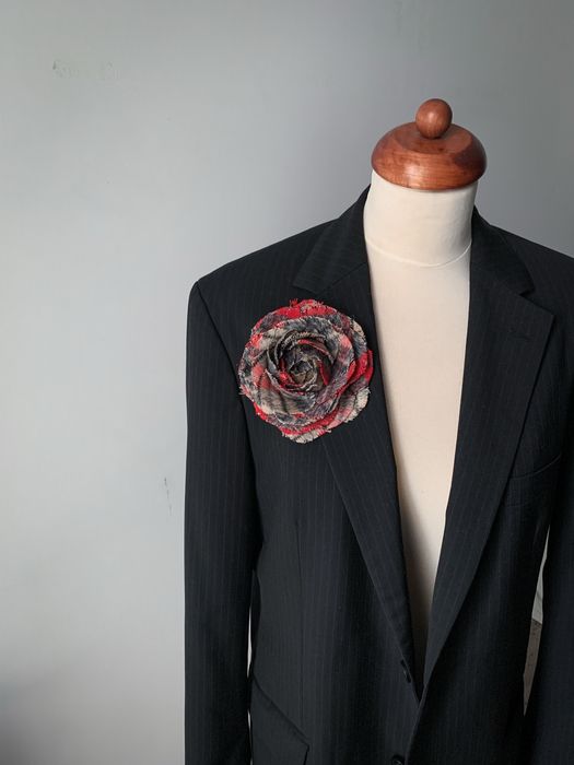 Brosa trandafir lana upcycled, unicat, realizata manual