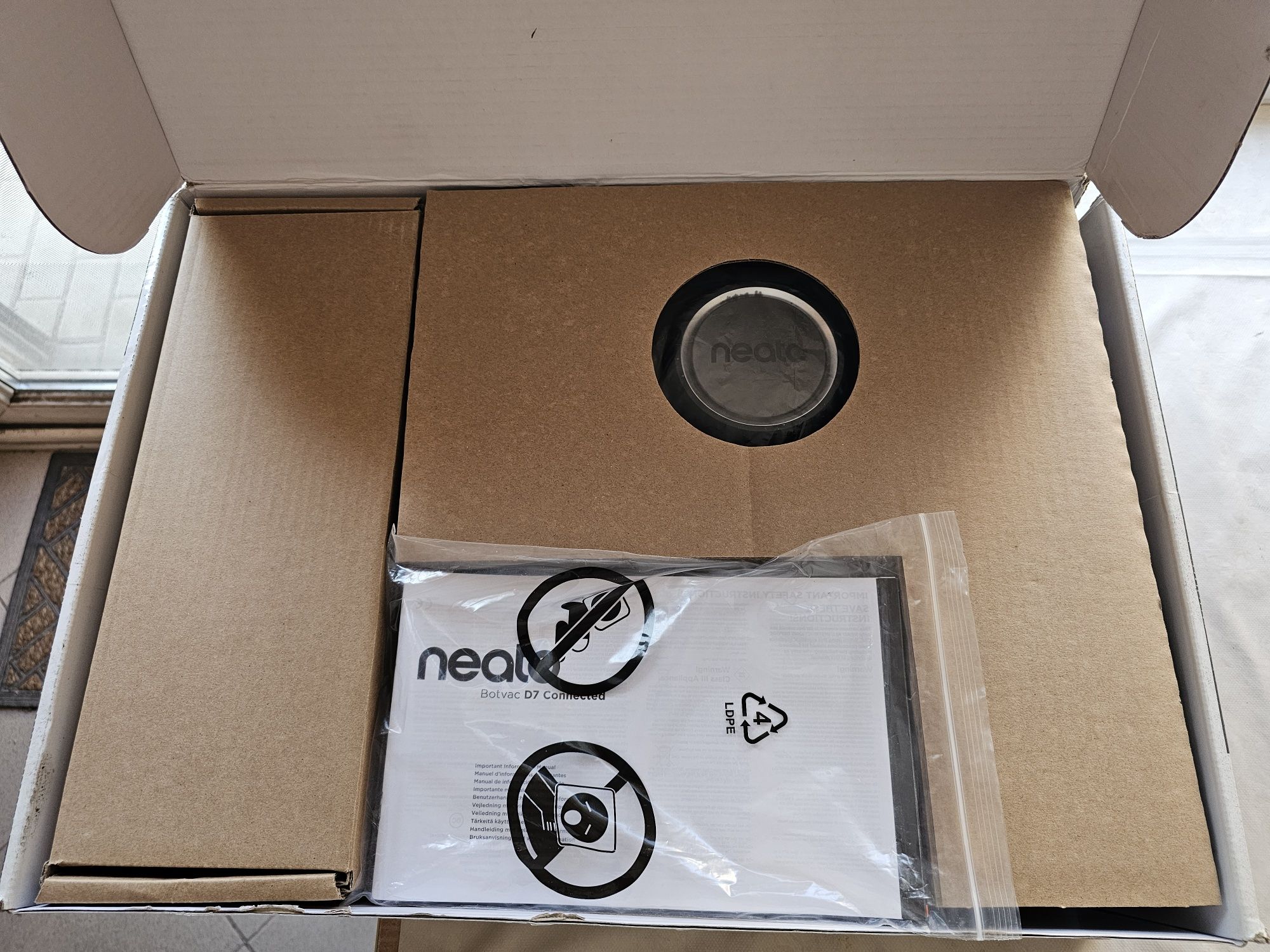 Робот прахосмукачка Neato D7