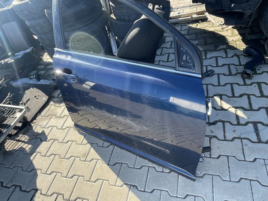 Toyota Avensis T25/предна дясна врата/