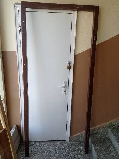 Метална входна врата