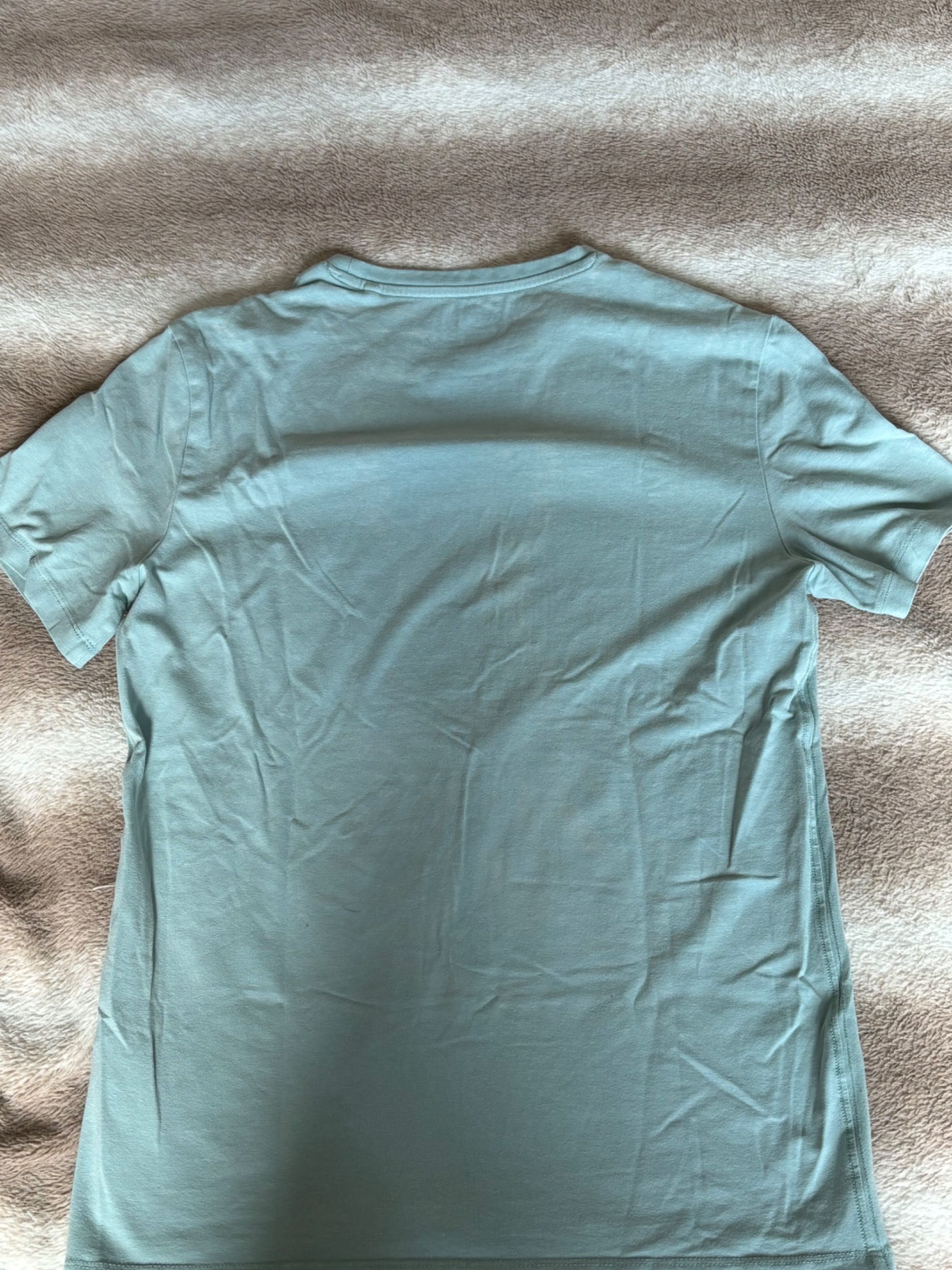 Оригинална тениска на GUESS.