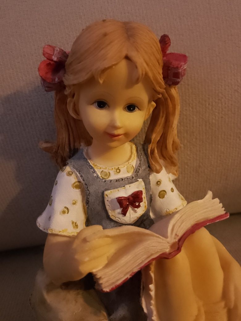 Фигура "Момиченце, което чете"