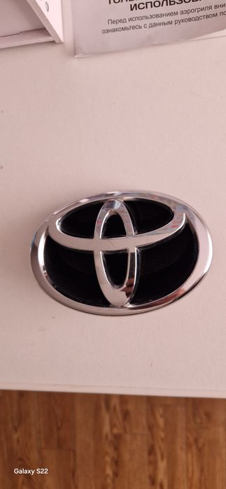 оригинальную эмблема Toyota. Значок тайота