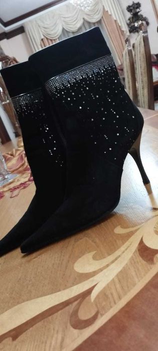 Продам зимние женские сапоги.