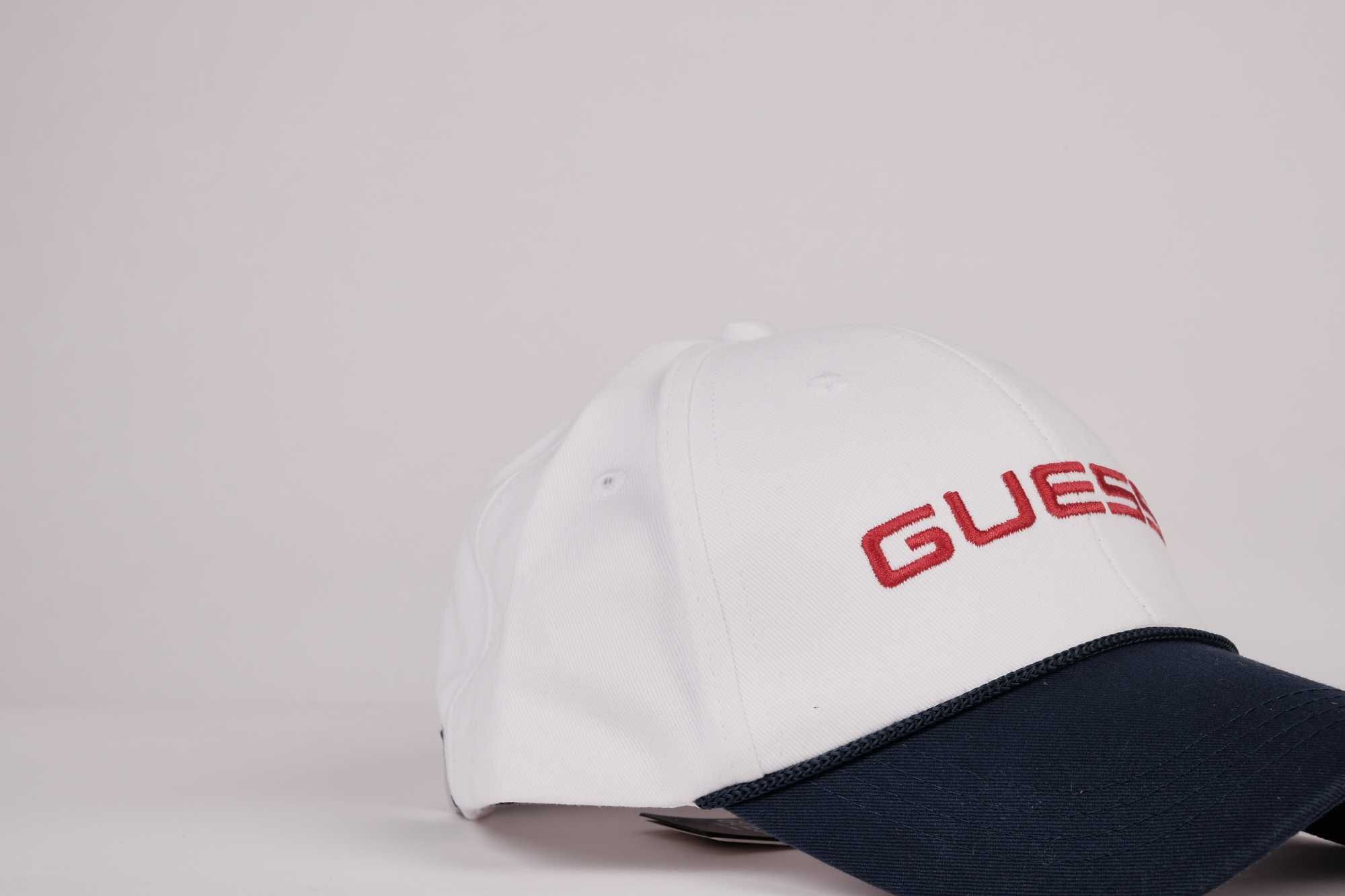 ПРОМО GUESS -Оригинална бяла шапка със синя козирка