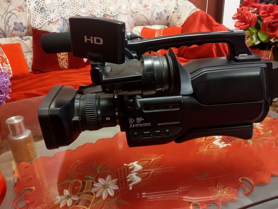 Продавам професионална камера Sony HXR-MC 2000