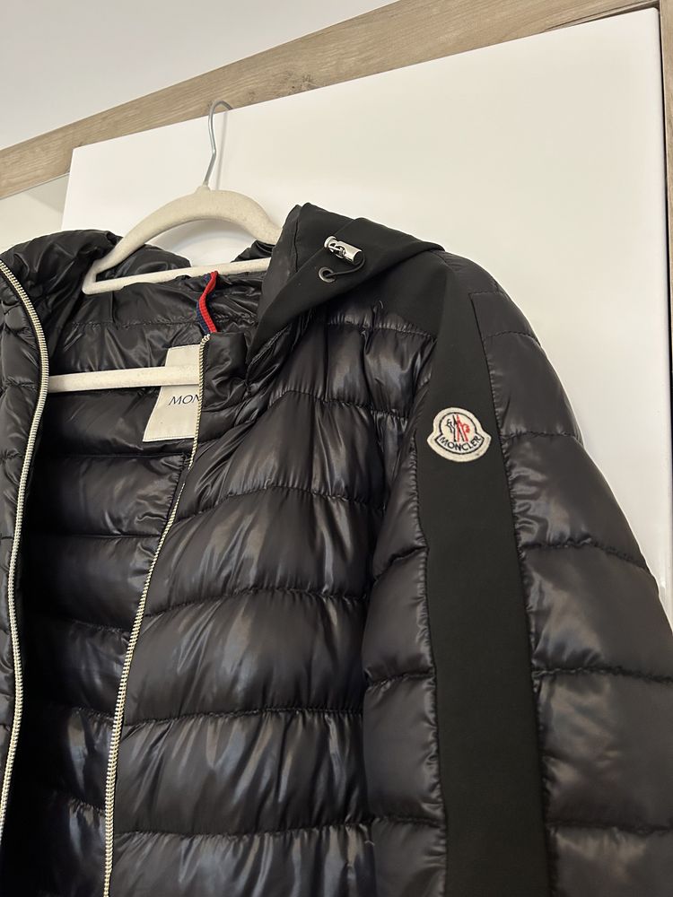 Vând geacă Moncler