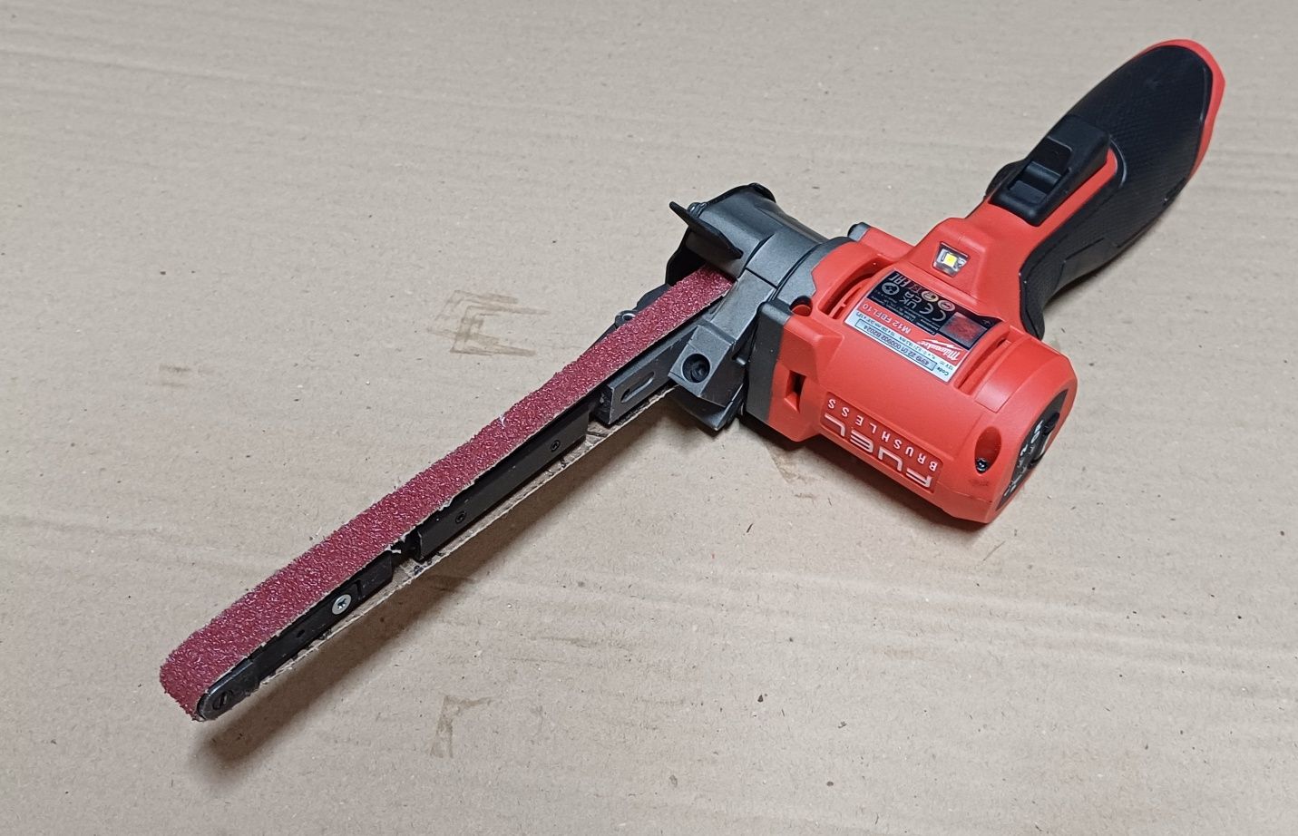 Milwaukee slefuitor m12