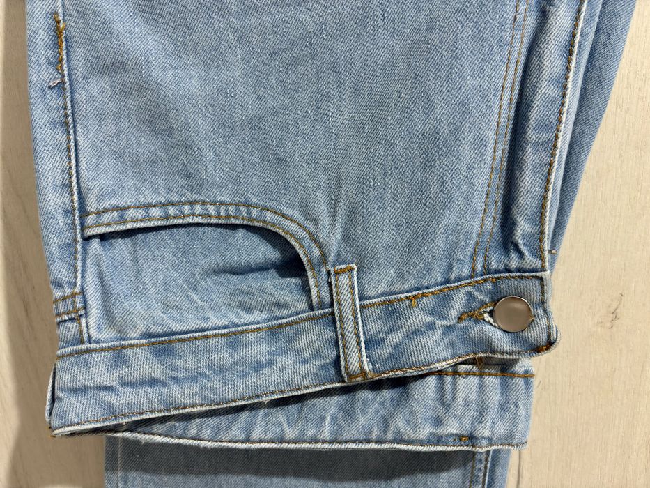 Blugi straight, rupți la un singur genunchi