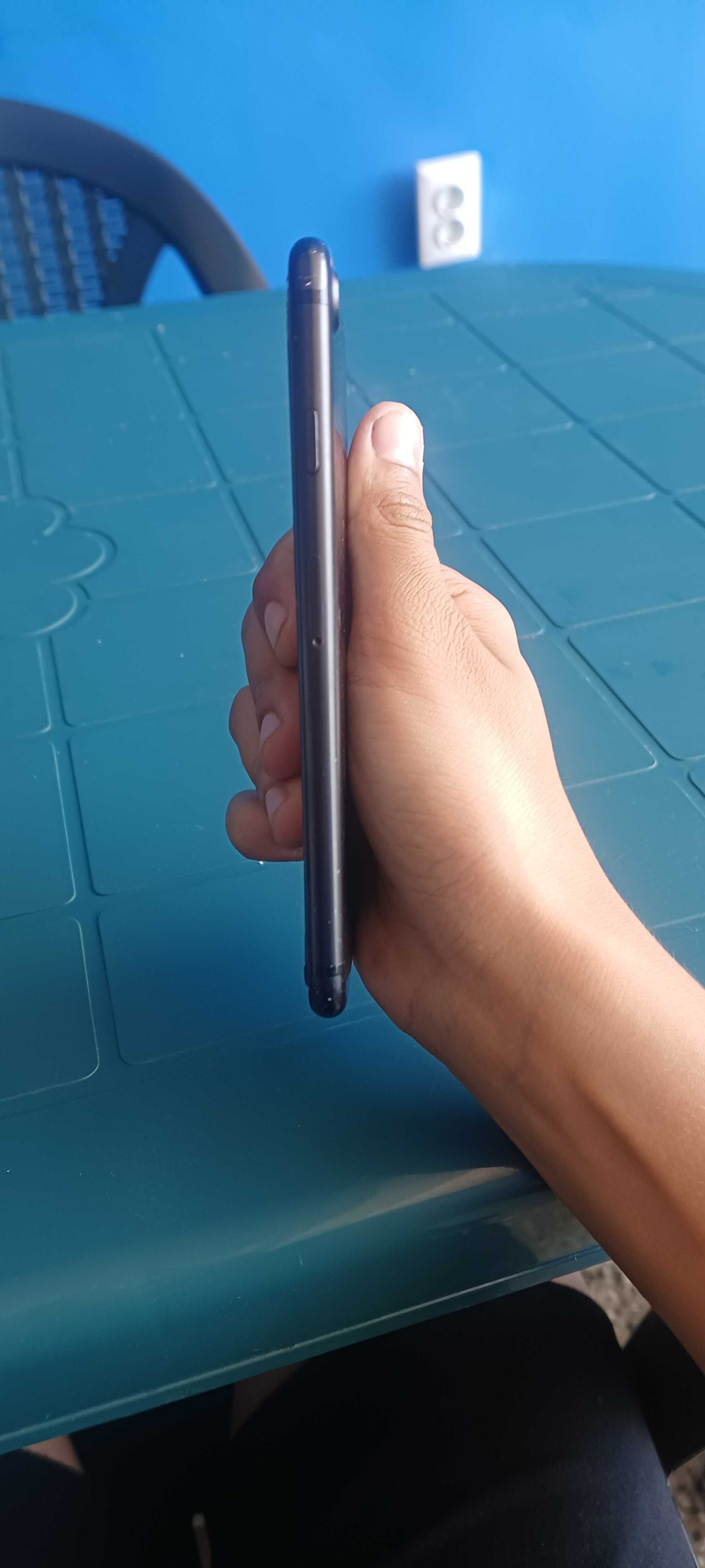 Продавам iphone 7