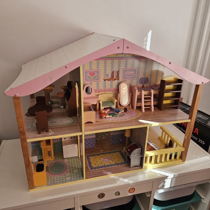 Дървена къщичка за кукли с мебелите