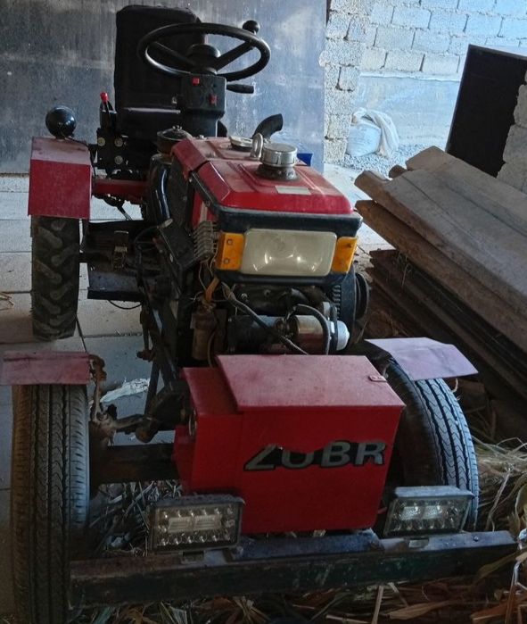 Mini traktor: Zubr Yoqilgʻisi: Dizel Modeli: R195 Tezligi: 2200 obyom