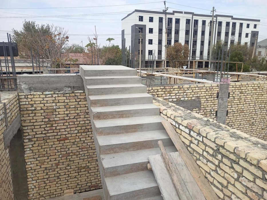 Продаются квартиры и магазины в центре Кагана вдоль дороги.