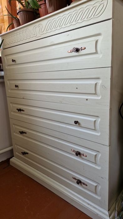 Комод, белого цвета.
