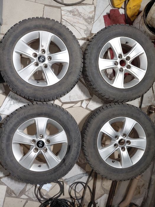 Продам зимнюю резину на дисках. Стояли на хюндай соната. 205/65 r 15