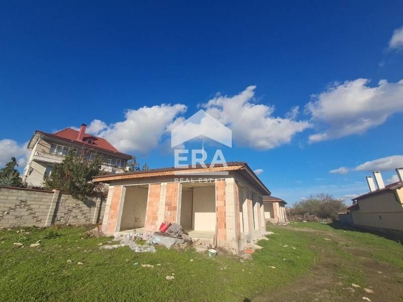 Едноетажна новострояща се къща за продажба, с двор, в с. Калиманци, на