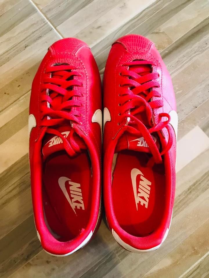 Adidasi rosii Nike