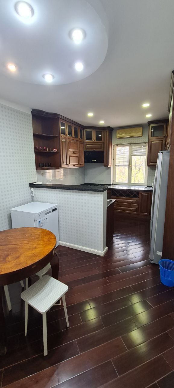 Аренда . Госпитальный базар. Квартира 3/4/4  100м²