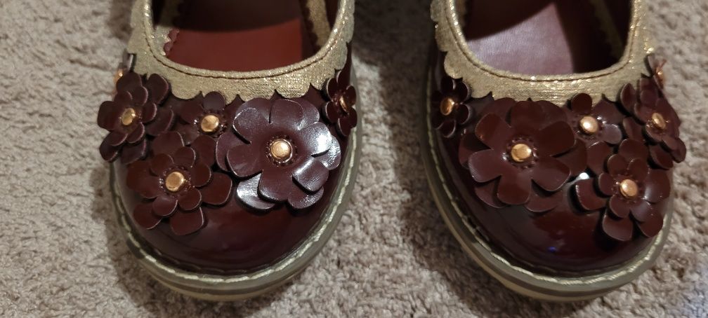 Pantofi superbi, vișiniu cu auriu accesorizate cu floricele, mr. 9 uk,