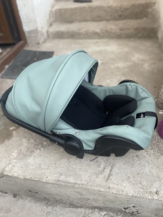 Кош за кола за новородено.Без забележки , като чисто ново.