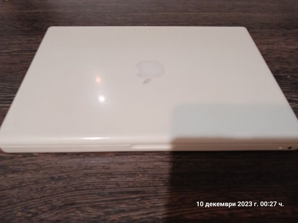 Лаптоп Apple със зарядно
