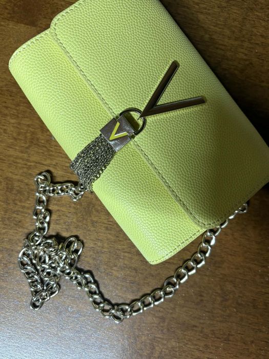 Продавам чанта на Valentino