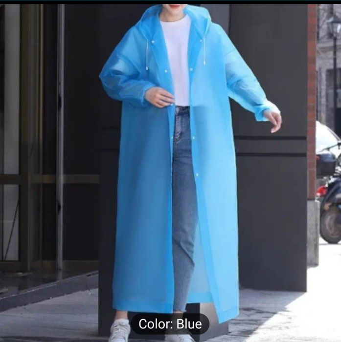 Pelerina de ploaie noua ,dama si barbati